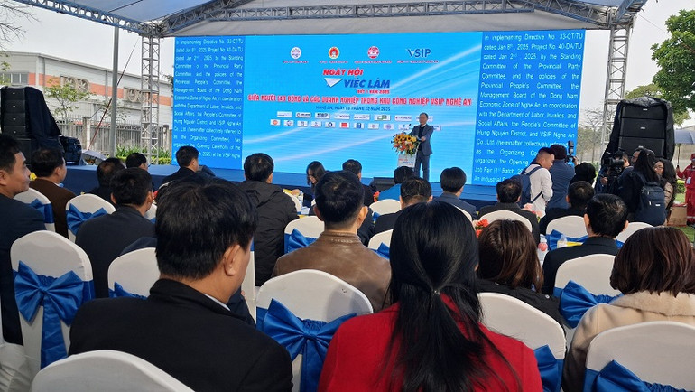 Tổ chức ngày hội việc làm năm 2025 tại Khu Công nghiệp VSIP thu hút hàng nghìn lao động quan tâm.