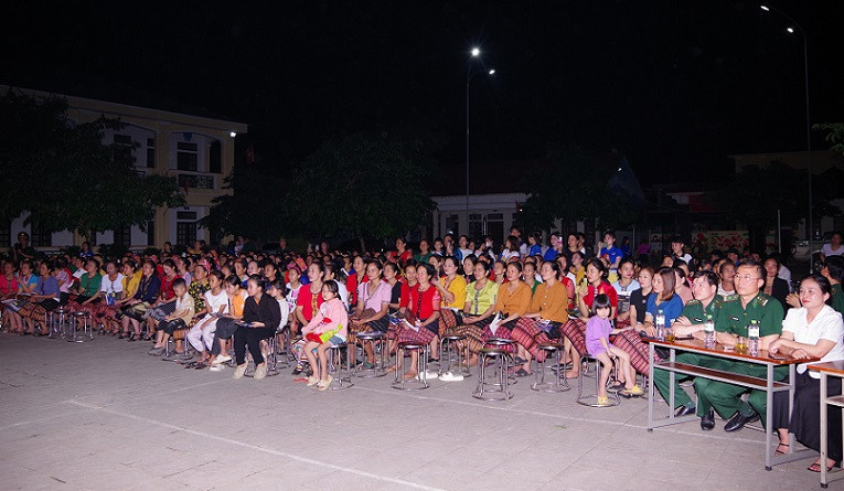 Đông đảo người dân và học sinh tham gia chương trình truyền thông.