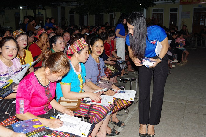 Bà con nghiên cứu nội dung tờ rơi.