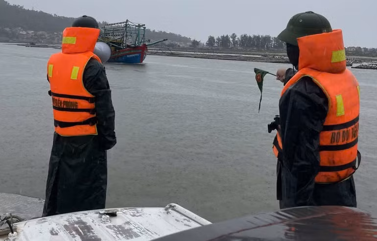 Hướng dẫn tàu thuyền vào nơi trú bão an toàn.