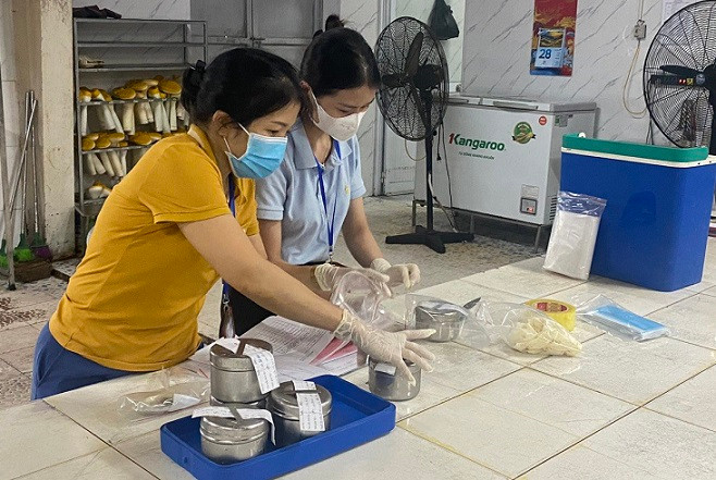 Lấy mẫu thức ăn để điều tra nguyên nhân. Lấy mẫu thức ăn để điều tra nguyên nhân.