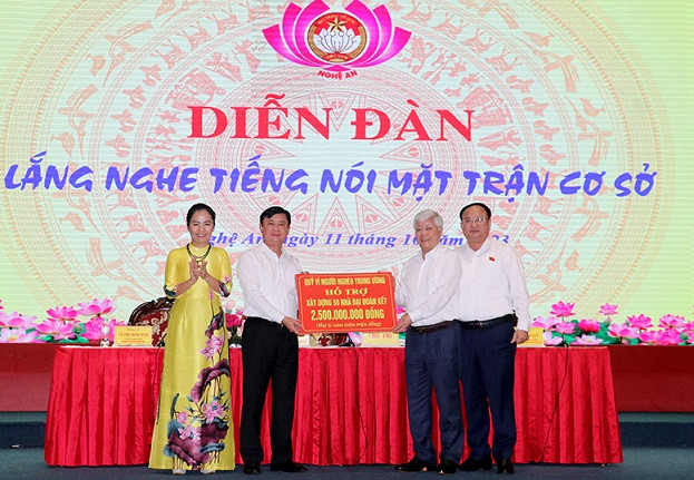 Đồng chí Đỗ Văn Chiến trao tặng 50 căn nhà cho chương trình hỗ trợ xây dựng nhà ở cho hộ nghèo, hộ có khó khăn về nhà ở tỉnh Nghệ An.