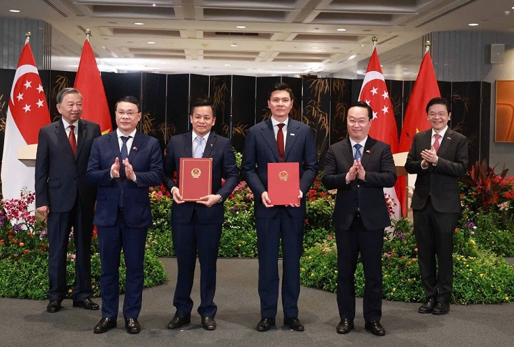 Bí thư Tỉnh ủy Nghệ An Nguyễn Đức Trung và Bí thư Tỉnh ủy Nam Định Đặng Khánh Toàn trao Quyết định chủ trương đầu tư Dự án VSIP Nghệ An 3, và Quyết định chủ trương đầu tư Dự án xây dựng và kinh doanh kết cấu hạ tầng Khu công nghiệp Hạ Long (VSIP Nam Định, giai đoạn 1) cho lãnh đạo Tập đoàn Sembcorp và VSIP dưới sự chứng kiến của Tổng Bí thư Tô Lâm và Thủ tướng Singapore Lawrence Wong.