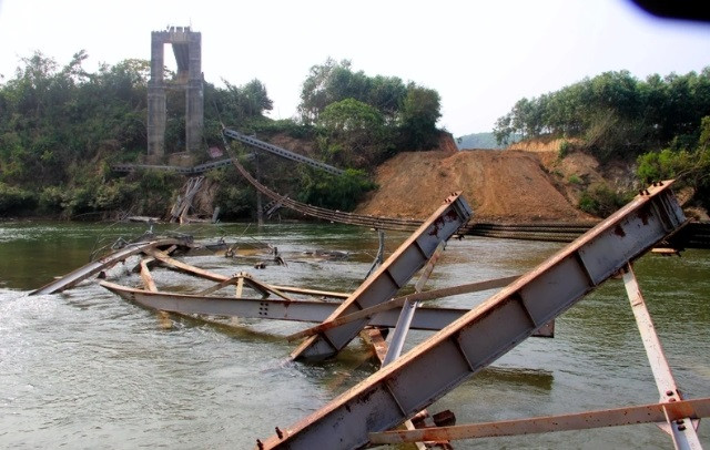 Toàn bộ thân cầu bị đổ ập xuống lòng sông. Ảnh Quang An