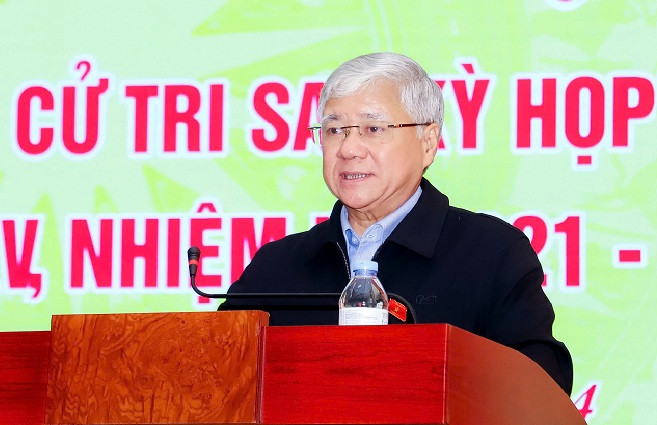 Đồng chí Đỗ Văn Chiến trả lời các kiến nghị của cử tri. Đồng chí Đỗ Văn Chiến trả lời các kiến nghị của cử tri.