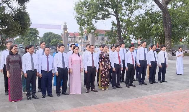 Các đại biểu tưởng nhớ các anh hùng liệt sĩ tại Khu Di tích Xô viết Nghệ Tĩnh (huyện Hưng Nguyên). Các đại biểu tưởng nhớ các anh hùng liệt sĩ tại Khu Di tích Xô viết Nghệ Tĩnh (huyện Hưng Nguyên).