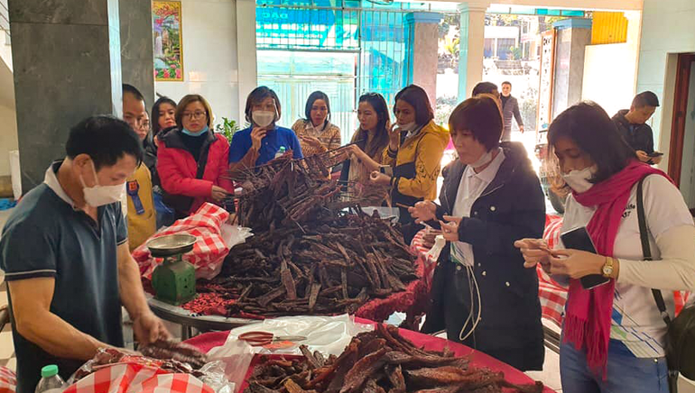 Sản phẩm bò giàng luôn đông khách mua. (Ảnh: Thanh Phúc)