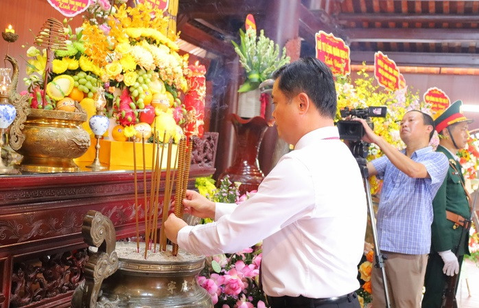 Dâng hương tưởng niệm, tỏ lòng biết ơn sâu sắc đối với cố Tổng Bí thư Lê Hồng Phong.