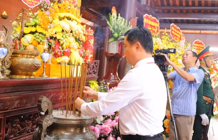 Dâng hương tưởng niệm, tỏ lòng biết ơn sâu sắc đối với cố Tổng Bí thư Lê Hồng Phong.