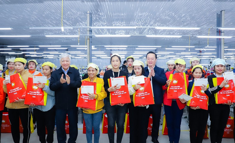 Tặng quà cho các công nhân có hoàn cảnh khó khăn tại Công ty may Minh Anh-Con Cuông. Tặng quà cho các công nhân có hoàn cảnh khó khăn tại Công ty may Minh Anh-Con Cuông.