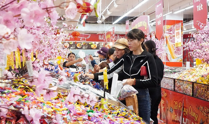 Tranh thủ ngày nghỉ, khá đông khách hàng lựa chọn hàng tết ở Siêu thị. Tranh thủ ngày nghỉ, khá đông khách hàng lựa chọn hàng tết ở Siêu thị.