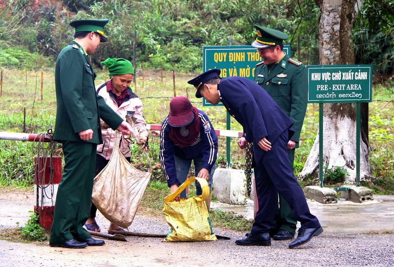 Bà con hai bên biên giới trao đổi sản vật và nông sản là chủ yếu.