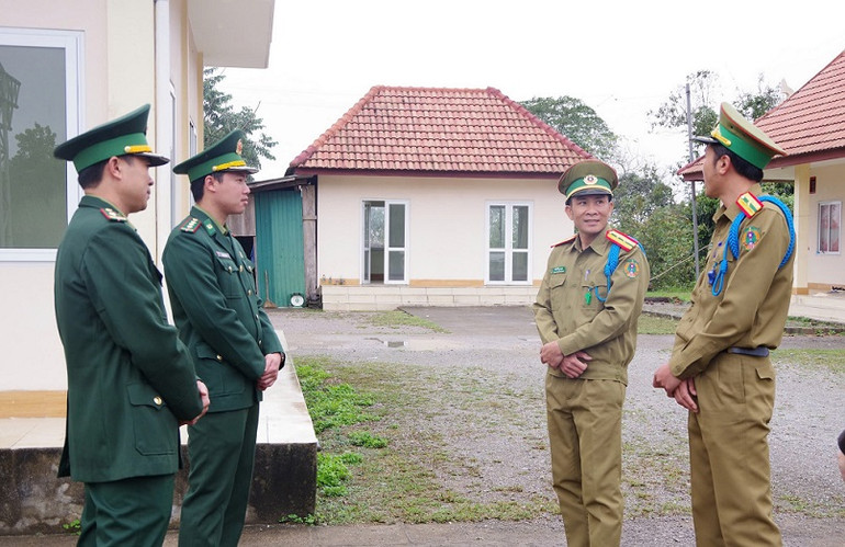 Lực lượng chức năng Việt Nam và Lào ở cửa khẩu Thông Thụ-Nậm Táy thường xuyên trao đổi thông tin, tình hình an ninh trật tự vùng biên liên quan.