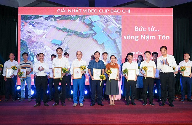 Trao giải Nhất thể loại ảnh báo chí cho nhóm tác giả Từ Thành-Thành Chung. (Ảnh: Thành Cường)