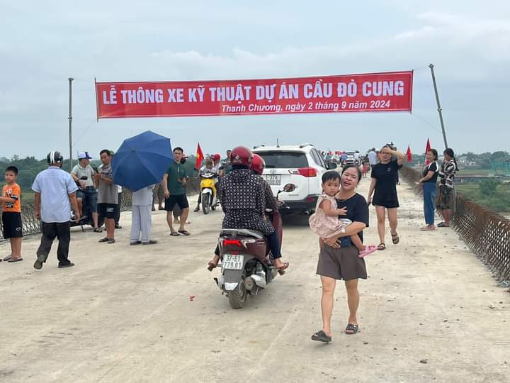 Người dân hai bên bờ sông Lam vui mừng trong ngày thông xe kỹ thuật cầu Đò Cung.