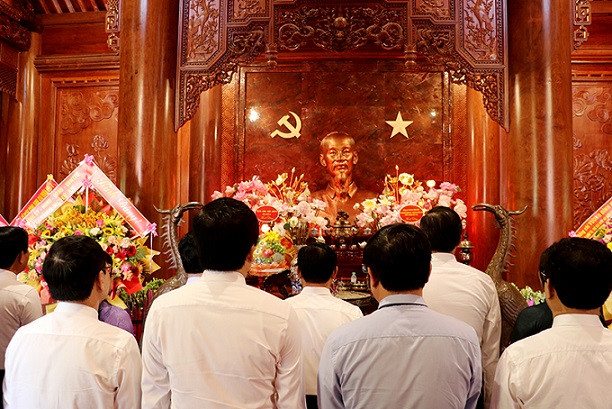 Đoàn đại biểu thành kính tưởng niệm, tưởng nhớ công lao to lớn của Chủ tịch Hồ Chí Minh và đồng bào, đồng chí đã hy sinh vì độc lập, tự do của Tổ quốc, vì hạnh phúc của nhân dân. Đoàn đại biểu thành kính tưởng niệm, tưởng nhớ công lao to lớn của Chủ tịch Hồ Chí Minh và đồng bào, đồng chí đã hy sinh vì độc lập, tự do của Tổ quốc, vì hạnh phúc của nhân dân.