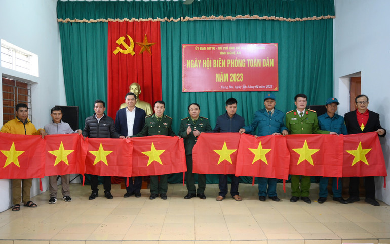 Trao cờ Tổ quốc cho người dân xã Keng Đu.