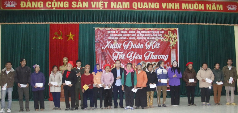 Lãnh đạo huyện Quỳ Hợp tặng quà cho quà Tết cho các hộ nghèo xã Châu Thành.