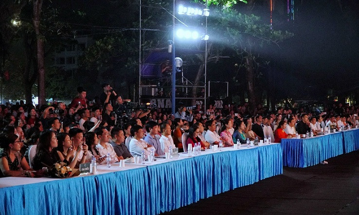 Đông đảo cán bộ và nhân dân thị xã Cửa Lò và vùng lân cận tham dự Lễ hội “Hoa Cúc biển” và Chung kết Cuộc thi “Nữ thanh niên thanh lịch” Cửa Lò năm 2024.