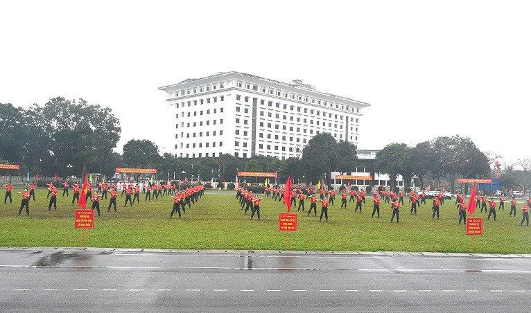 Cán bộ, nhân viên, chiến sĩ bốn cơ quan Quân khu 4 nhảy dân vũ tại Lễ ra quân huấn luyện.