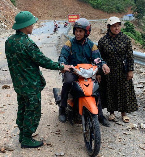 Tổ chức cảnh báo người dân hạn chế qua lại điểm sạt lở.
