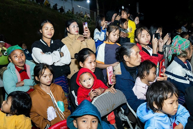 Đồng bào phấn khởi đến tham dự Chương trình “Tết ấm tình quân dân”. Đồng bào phấn khởi đến tham dự Chương trình “Tết ấm tình quân dân”.