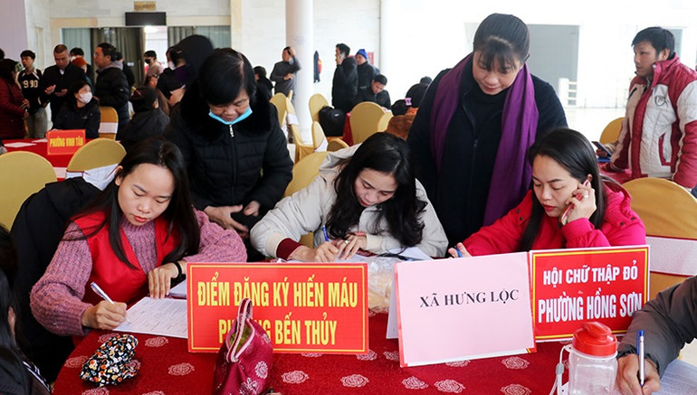 Mặc dù trời mưa rét nhưng rất đông cán bộ, đoàn viên thanh niên, học sinh, sinh viên và nhân dân trên địa bàn tham gia đăng ký hiến máu. Ảnh: Phan Quỳnh