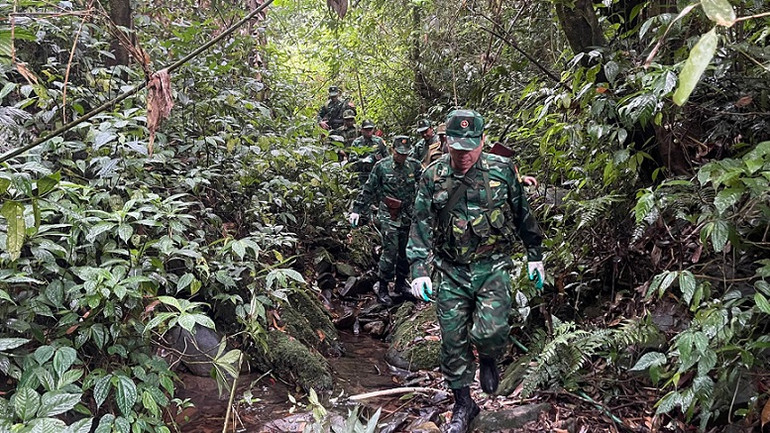 Đội tuần tra vượt rừng lên cột mốc.