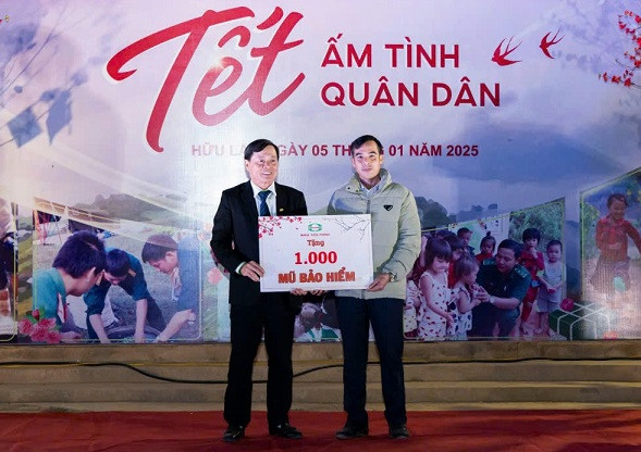 Chủ tịch Công đoàn Công ty cổ phần Nhựa Thiếu niên Tiền Phong Phạm Hồng Sĩ trao tặng quà cho người dân xã Hữu Lập. Chủ tịch Công đoàn Công ty cổ phần Nhựa Thiếu niên Tiền Phong Phạm Hồng Sĩ trao tặng quà cho người dân xã Hữu Lập.