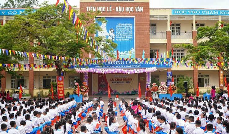 Lễ khai giảng năm học mới tại Trường tiểu học Làng Sen - quê Bác, ở xã Kim Liên, huyện Nam Đàn (Nghệ An).