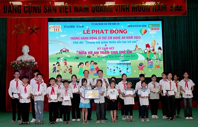 Trao quà cho các trẻ em có hoàn cảnh khó khăn trên địa bàn huyện Đô Lương.