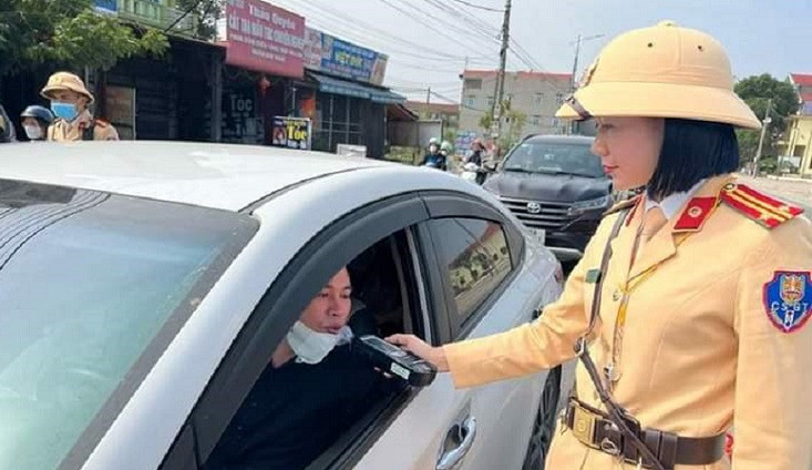 Tiến hành kiểm tra nồng độ cồn.