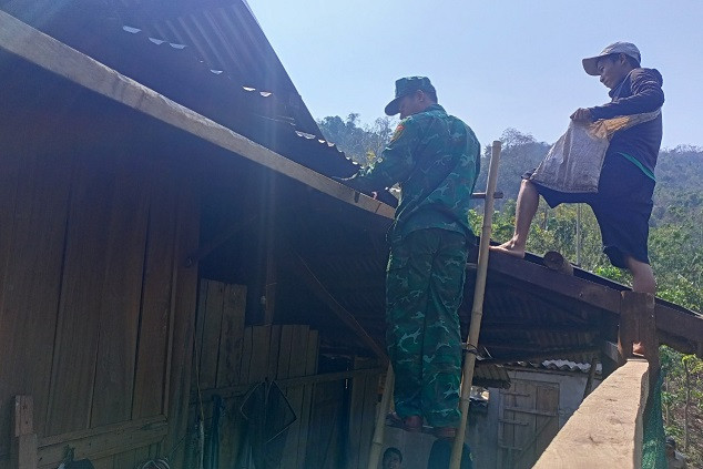 Các Đồn Biên phòng đã huy động lực lượng xuống giúp dân khắc phục hậu quả do thiên tai gây ra.