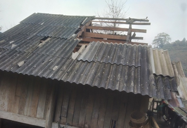 Giông lốc đã làm gần 100 ngôi nhà bị tốc mái, hư hỏng.