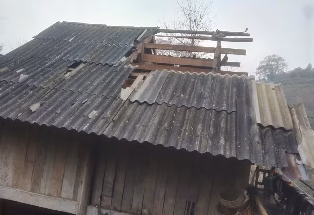 Giông lốc đã làm gần 100 ngôi nhà bị tốc mái, hư hỏng.