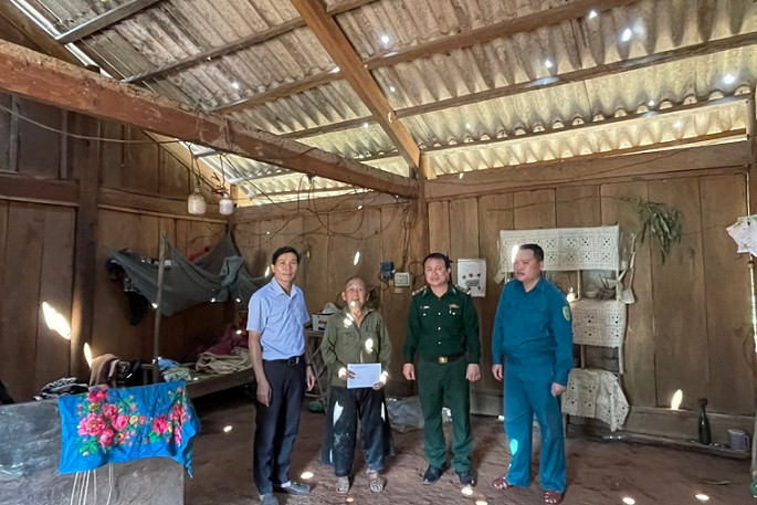 Thăm hỏi, tặng quà các gia đình bị thiệt hại nặng.