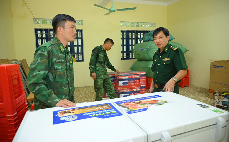 Chuẩn bị tủ đông và thực phẩm cho các em ở ký túc xá.