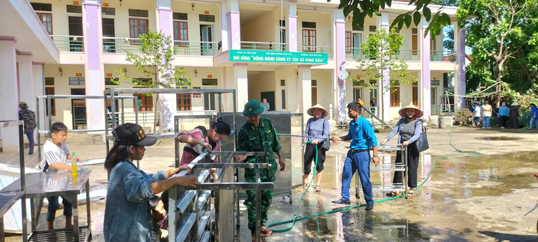 Chuẩn bị đồ dùng bếp ăn tập thể cho các cháu.