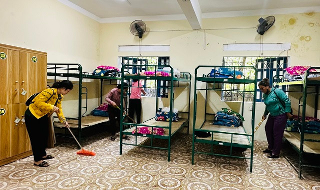 Các phụ huynh vệ sinh phòng nghỉ cho các con vào sáng 4/9.