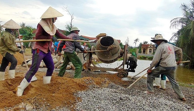 Người có uy tín đã tích cực tuyên truyền, vận động nhân dân đóng góp mở rộng các tuyến đường giao thông nông thôn.