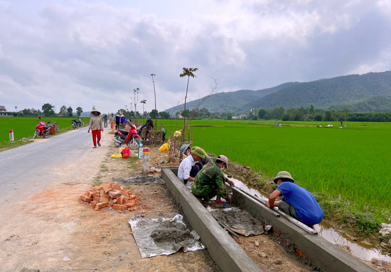 Người dân Hưng Yên Nam làm đường giao thông nông thôn.
