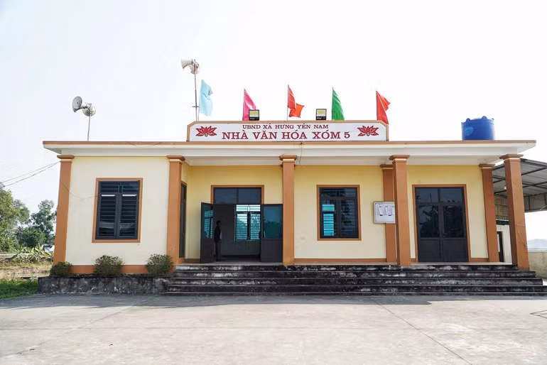 Nhà văn hóa xóm 5 được xây dựng khang trang, rộng rãi.