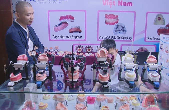 Gần 50 gian hàng triển lãm giới thiệu những trang thiết bị, vật liệu, sản phẩm ngành nha khoa mới nhất. (Ảnh: Cảnh Toàn)