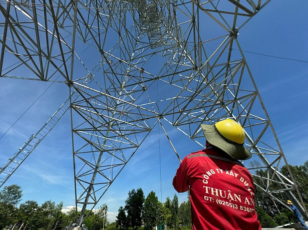 Công nhân thi công đang gấp rút hoàn thành cột điện. Công nhân thi công đang gấp rút hoàn thành cột điện.