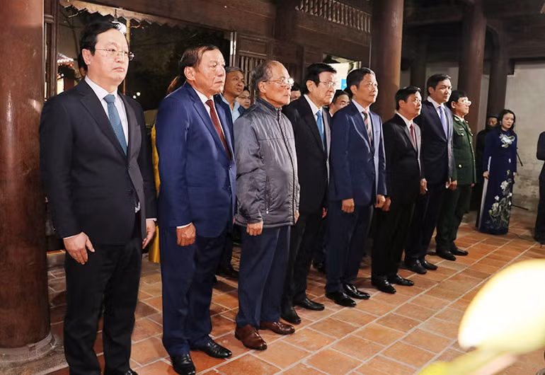 Các đại biểu dâng hương, dâng hoa tại Lăng mộ Vua Mai Hắc Đế.