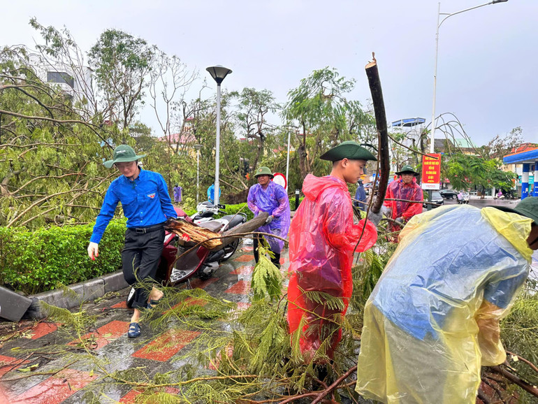 Mọi người đều cố gắng hết mình để sớm khắc phục những hậu quả nặng nề sau khi bão đi qua.