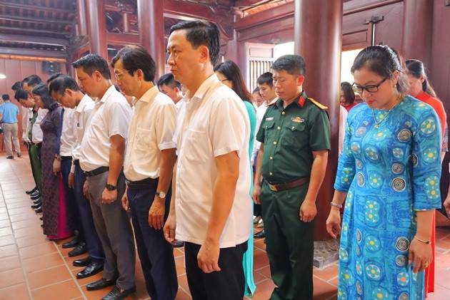 Đoàn lãnh đạo huyện Hưng Nguyên thành kính tưởng niệm đồng chí Lê Hồng Phong. (Ảnh: Kiều Hoa)