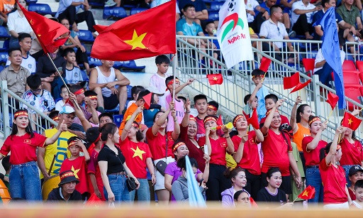 Rất đông khán giả ở nhiều nơi đã đến cổ vũ cho các đội bóng.