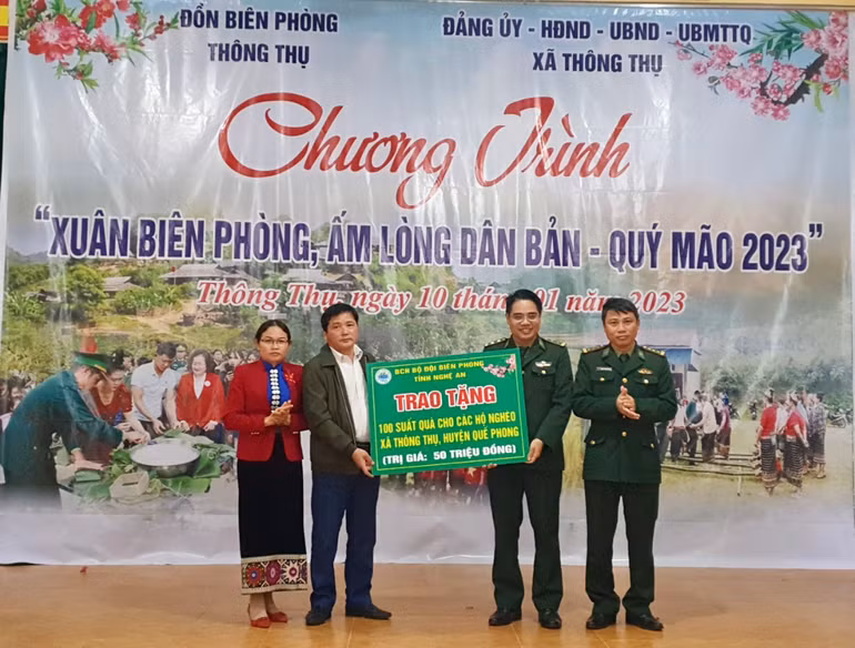 Mang Tết ấm đến với đồng bào nghèo vùng biên giới ảnh 4 Mang Tết ấm đến với đồng bào nghèo vùng biên giới ảnh 4