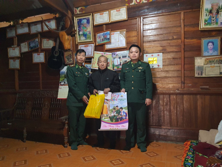 Được ủy quyền của Bộ Chỉ huy Bộ đội biên phòng tỉnh, Đồn Biên phòng Mỹ Lý thăm hỏi, tặng quà Tết gia đình Anh hùng Liệt sĩ Và Bá Giải